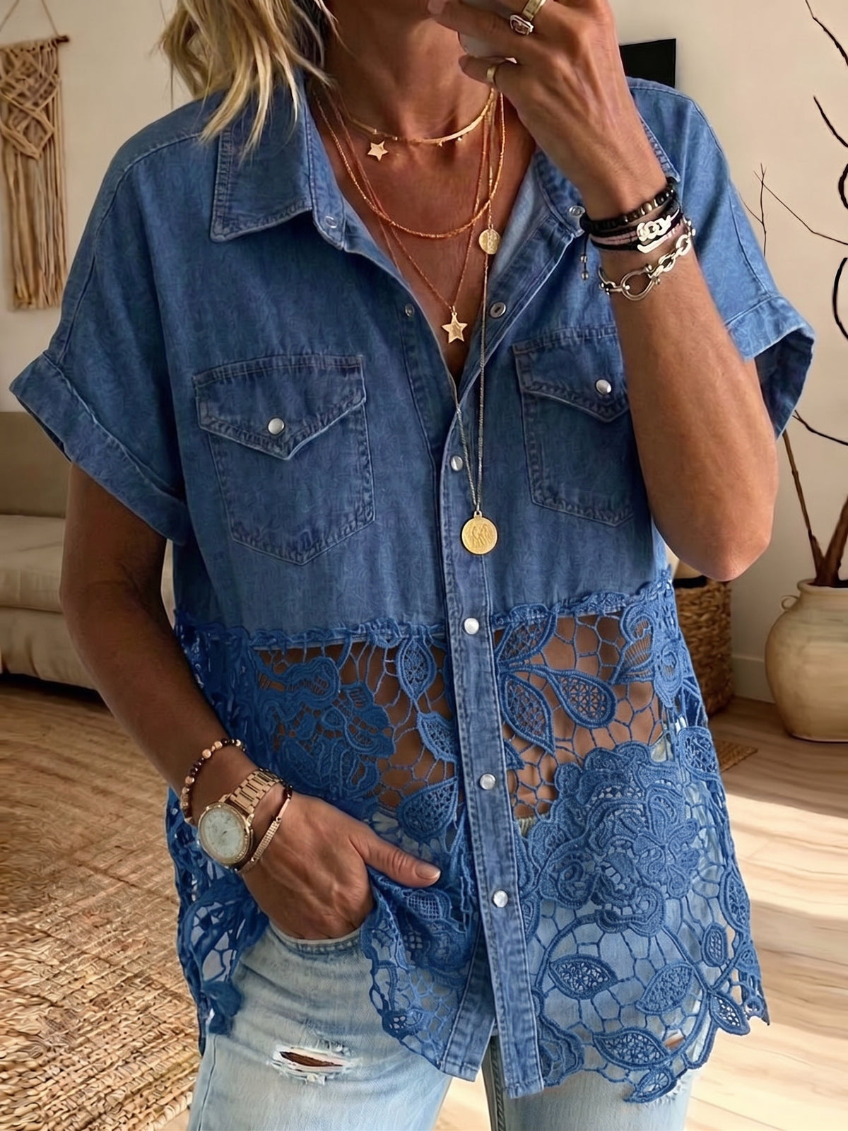 Women‘s Short Sleeve Denim Spliced Floral Lace Hem Button Down Shirt
